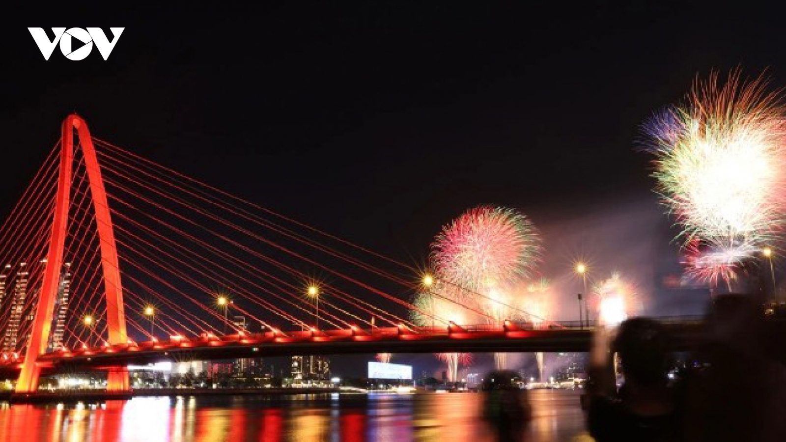 Radiant night in HCM City with dazzling fireworks for 50th reunification anniversary
